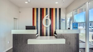 Una recepción con un cartel grande con el número '6', diseño moderno y vista a la calle.