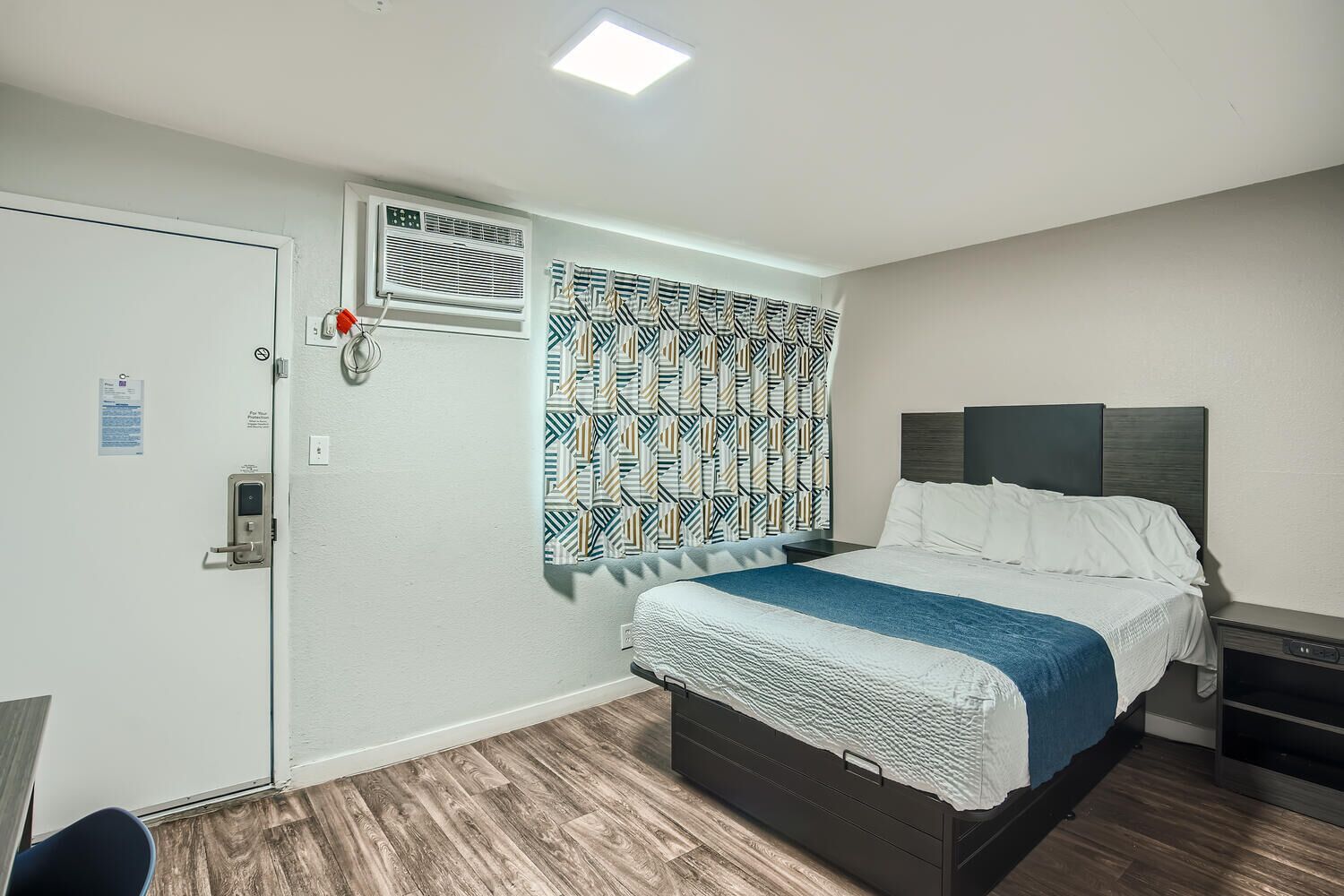 Meja, Wi-fi percuma, cadar katil 