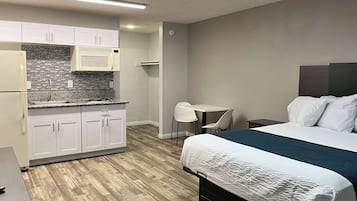 Escritorio, wifi gratis y ropa de cama