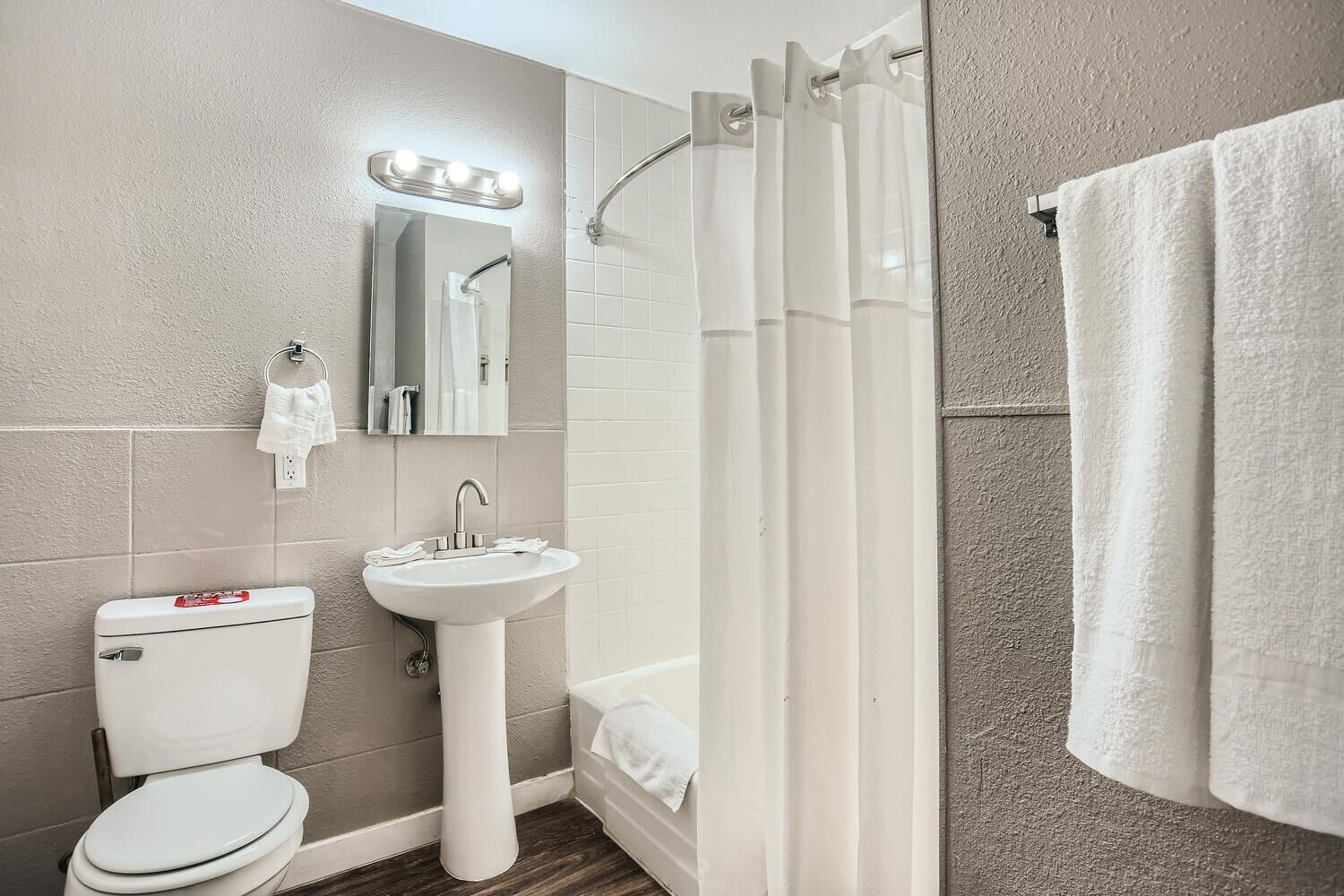 Combined shower/tub, towels