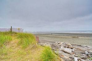 On the beach - Walk to Beach: ‘Panoramic Splendor’ Westport Condo (Westport)