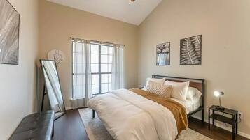 2 bedrooms, desk, iron/ironing board, WiFi