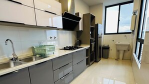 Una cocina moderna con un lavamanos de acero inoxidable, una estufa a gas y un horno empotrado.