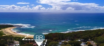 Retro inpsired house just 100m to beach