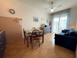 Appartement, 1 chambre, balcon, vue ville | Salle à manger