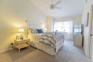 3 bedrooms, WiFi, bed sheets - New Blue Treasure, 2 blks from restaurants & water (Tampa)