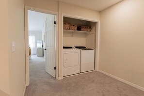 Interior - New Blue Treasure, 2 blks from restaurants & water (Tampa)