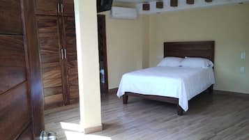 Traditional Room, 1 Queen Bed
