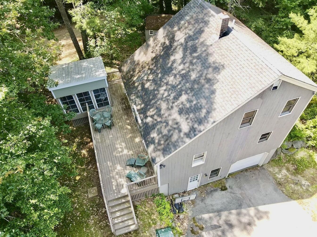 Walk to lake sandy beach, screened in porch, fire pit , kayaks