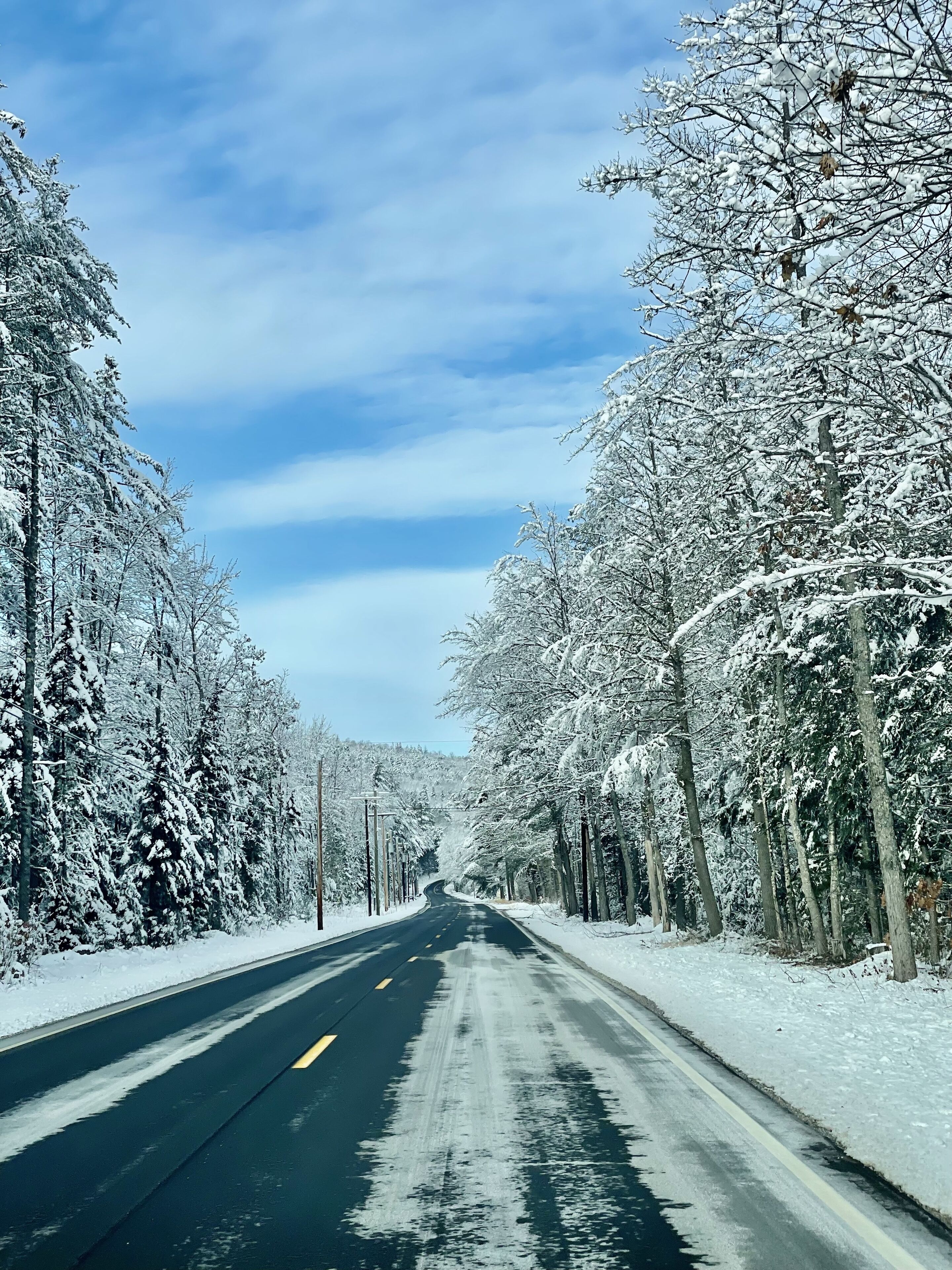 Walk to lake sandy beach, screened in porch, fire pit , kayaks
