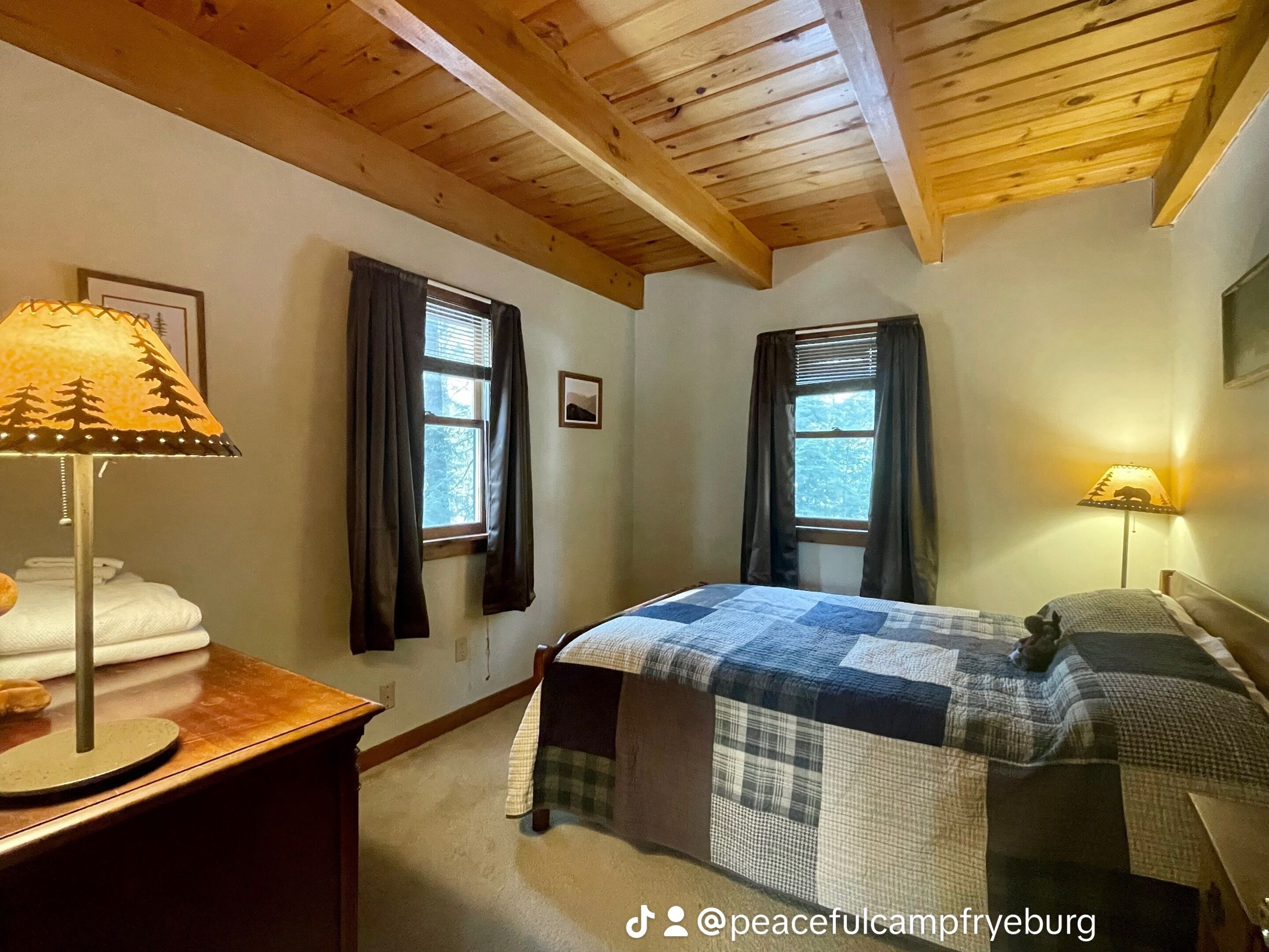 Walk to lake sandy beach, screened in porch, fire pit , kayaks