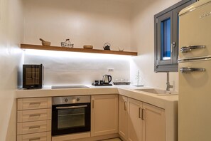 Kühlschrank, Ofen, Herdplatte, Wasserkocher mit Kaffee-/Teezubehör