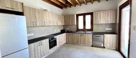 Fridge, oven, stovetop, dishwasher