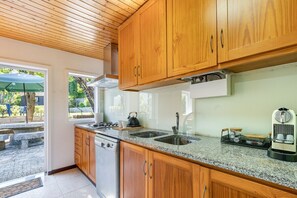 Coffee/tea maker, fridge, microwave, oven - Chalé da Caniçada Pool and Stunning View (Gerês)