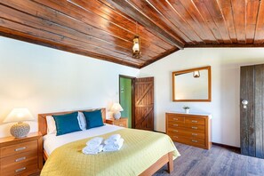 4 bedrooms, iron/ironing board, Internet, bed sheets
