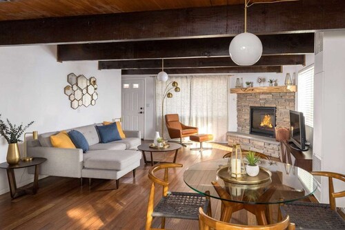 Super Clean MidCentury Cabin, Hot Tub, Village, Walk to Lake, Hike, Boat, CHILL!