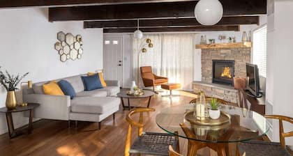 Super Clean MidCentury Cabin, Hot Tub, Village, Walk to Lake, Hike, Boat, CHILL!