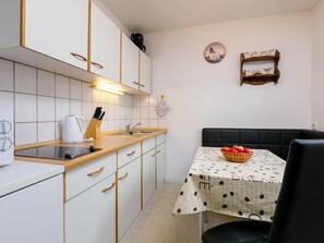 Køleskab, mikrobølgeovn, køkkentøj/tallerkener/redskaber