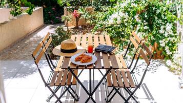 Rumah, 2 kamar tidur, balkon, pemandangan kebun | Tempat makan outdoor