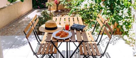 Maison, 2 chambres, balcon, vue jardin | Restauration extérieure