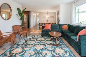 Smart TV, chimenea y futbolito