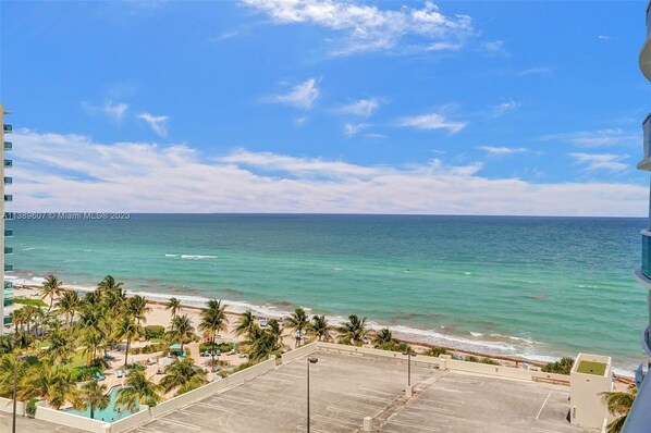 On the beach - Oceanview Beachfront Condo on Tides Resort (Hollywood)
