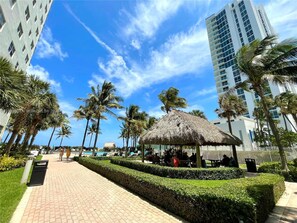 Outdoor dining - Oceanview Beachfront Condo on Tides Resort (Hollywood)