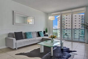 Smart TV - Oceanview Beachfront Condo on Tides Resort (Hollywood)