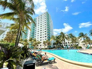 Pool - Oceanview Beachfront Condo on Tides Resort (Hollywood)