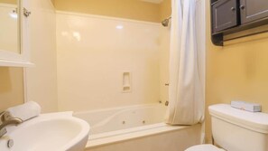 Maison, plusieurs lits, patio, vue jardin (House on Beverly) | Salle de bain | Ensemble douche/baignoire, serviettes fournies