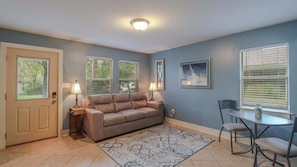 House, Berbilang Katil, Patio, Garden View (House on Beverly) | Ruang tamu | 42 inci televisyen skrin rata dengan digital 