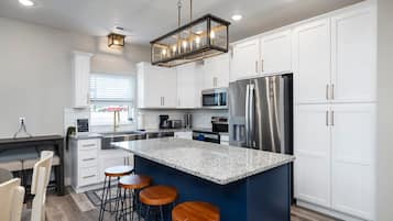 Geladeira, micro-ondas, fogão, cooktop