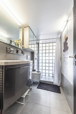 Studio, Multiple Bedrooms, Smoking, Balcony | Bathroom