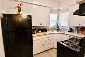 Køleskab, mikrobølgeovn, ovn, kogeplade