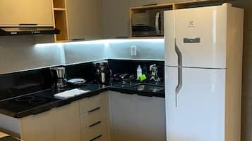 Apartamento superluxo | Cozinha privada | Geladeira, micro-ondas, cooktop, liquidificador