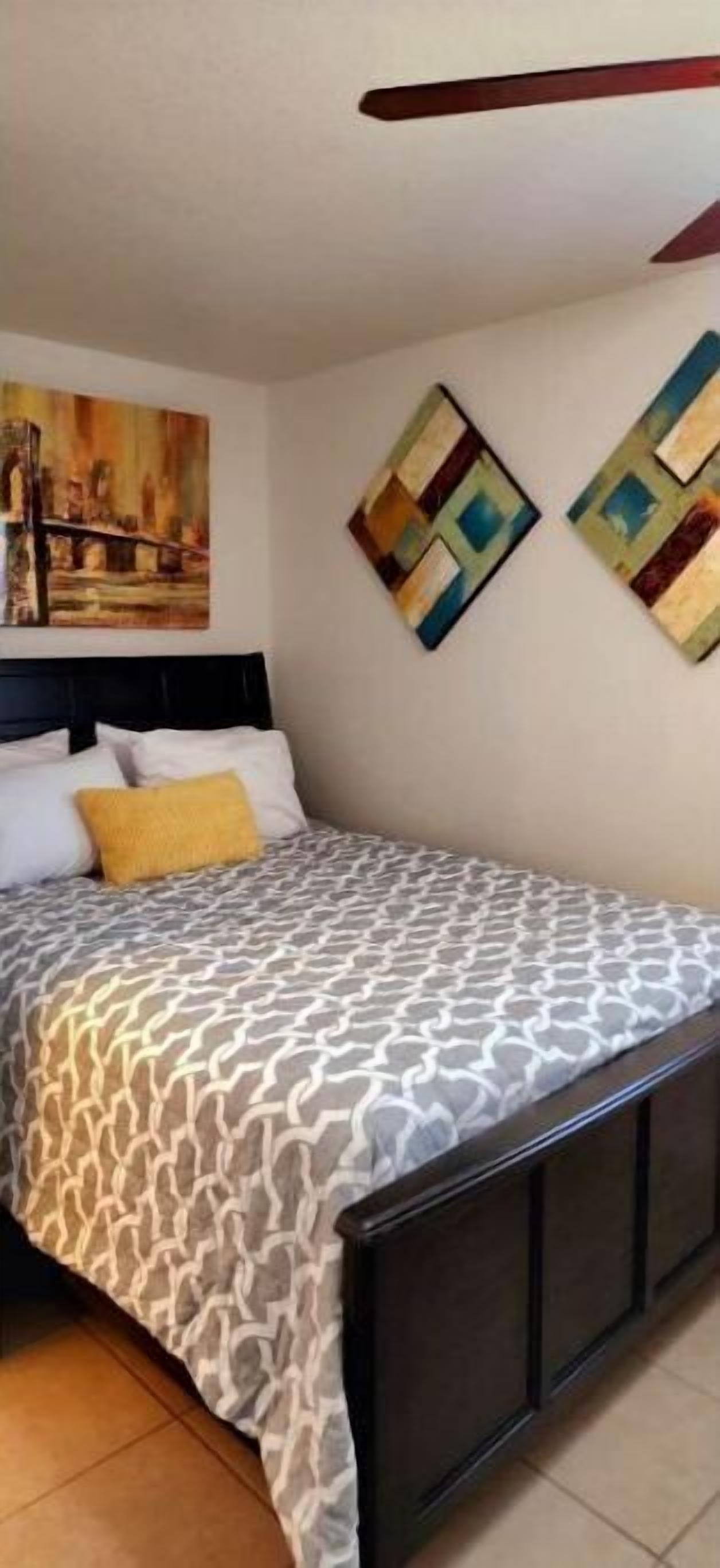 4 soverom, strykejern/-brett, wi-fi (inkludert) og sengetøy