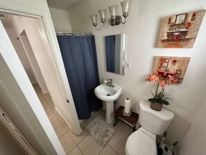 Een haardroger, handdoeken, zeep, toiletpapier