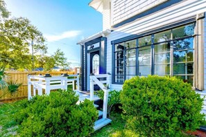 Terrace/patio - Aerie Loft: Cozy 1-bedroom Retreat in Biloxi, Perfect for Couples! (Biloxi)