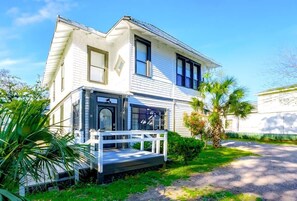 Exterior - Aerie Loft: Cozy 1-bedroom Retreat in Biloxi, Perfect for Couples! (Biloxi)