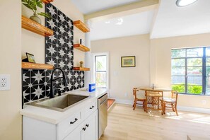 Appartement, 1 queensize bed, keuken, uitzicht op tuin (Aerie Loft) | Privékeuken | Een koelkast, een magnetron, een kookplaat, een vaatwasser