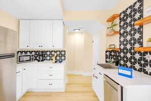 Apartment, 1 Queen Bed, Kitchen, Garden View (Aerie Loft) | Private kitchen | Fridge, microwave, stovetop, dishwasher