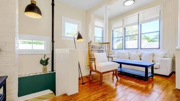 Apartment, 1 Queen-Bett, Küche, Gartenblick (Aerie Loft) | Wohnbereich | 42-Zoll-Flachbildfernseher mit Digitalempfang
