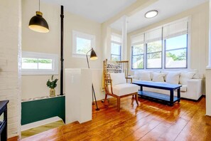 Appartement, 1 queensize bed, keuken, uitzicht op tuin (Aerie Loft) | Woonruimte | Een 42-inch flatscreentelevisie met digitale zenders