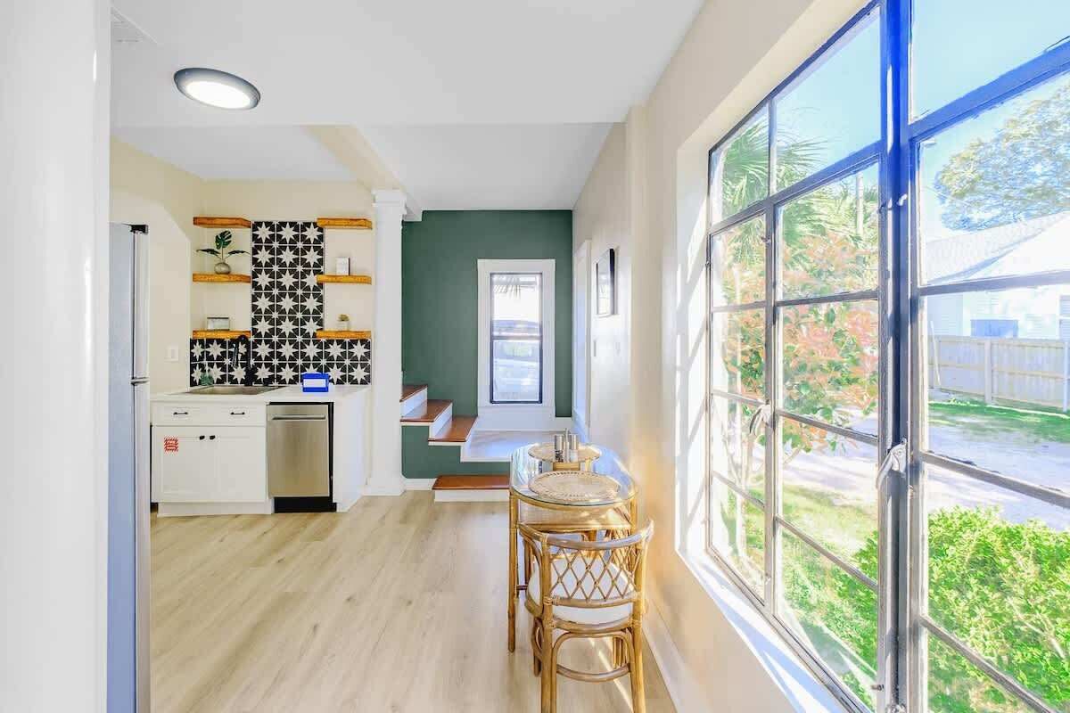 Apartment, 1 Queen-Bett, Küche, Gartenblick (Aerie Loft) | Eigene Küche | Kühlschrank, Mikrowelle, Herdplatte, Geschirrspüler