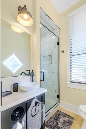 Bathroom - Aerie Loft: Cozy 1-bedroom Retreat in Biloxi, Perfect for Couples! (Biloxi)