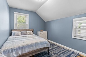 Desk, iron/ironing board, travel cot, WiFi - Portsmouth Cedar Beach Cottage (Portsmouth)