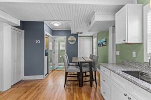 Dining - Portsmouth Cedar Beach Cottage (Portsmouth)