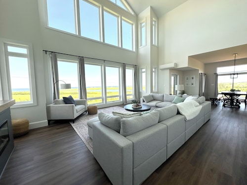 4 Bedroom Luxury Ocean View Beach House, Minutes To North Shore Beaches