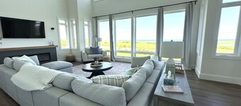 4 Bedroom Luxury Ocean View Beach House, Minutes To North Shore Beaches