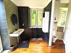 Shower, hair dryer, towels, soap - Manoir Historique à Proximité de Sentiers de Randonnées. Ideal Pour les Familles (Bagnères-de-Bigorre)